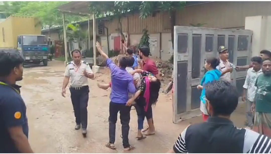 গাজীপুরের নাওজোড়  এলাকায় একটি পোশাক কারখানায় পানি পান করে  অর্ধশতাধিক শ্রমিক  হাসপাতালে ভর্তি 